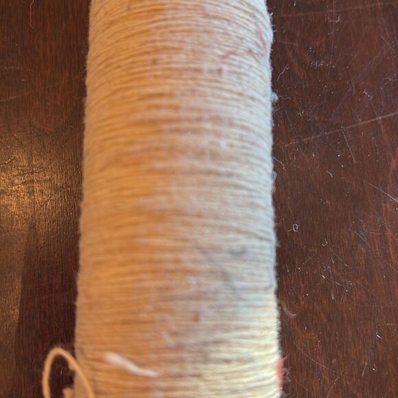 Vintage wood spool with off-white thread - Picture 3 of 4